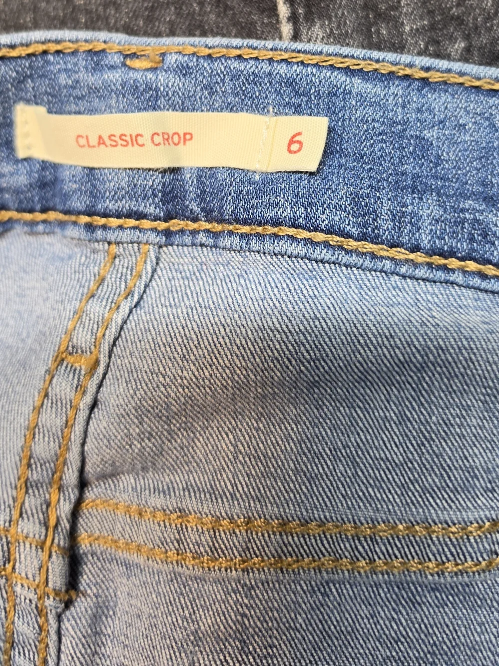 Levi's Classic Crop Jeans in Medium Blue Wash. Size 6/28